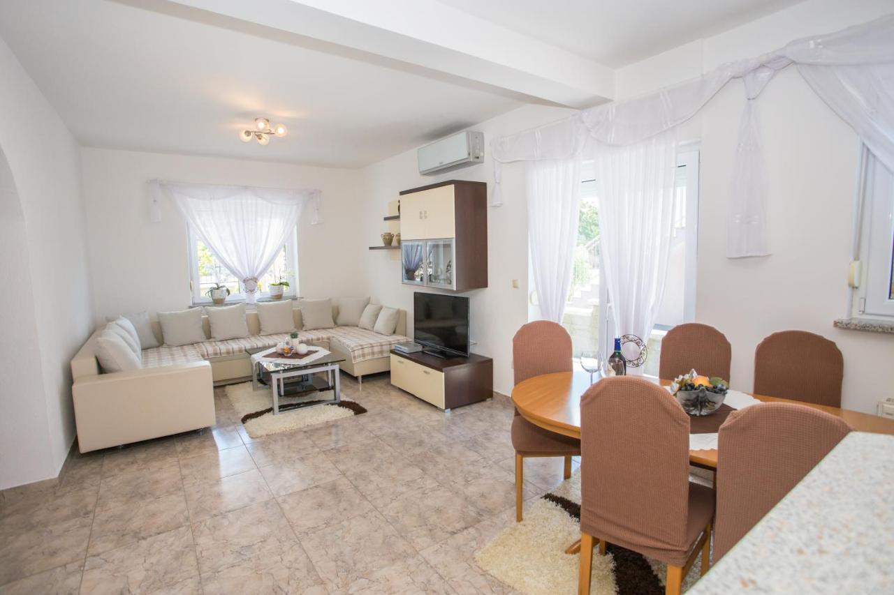 App Rosi Apartment โปเรช ภายนอก รูปภาพ