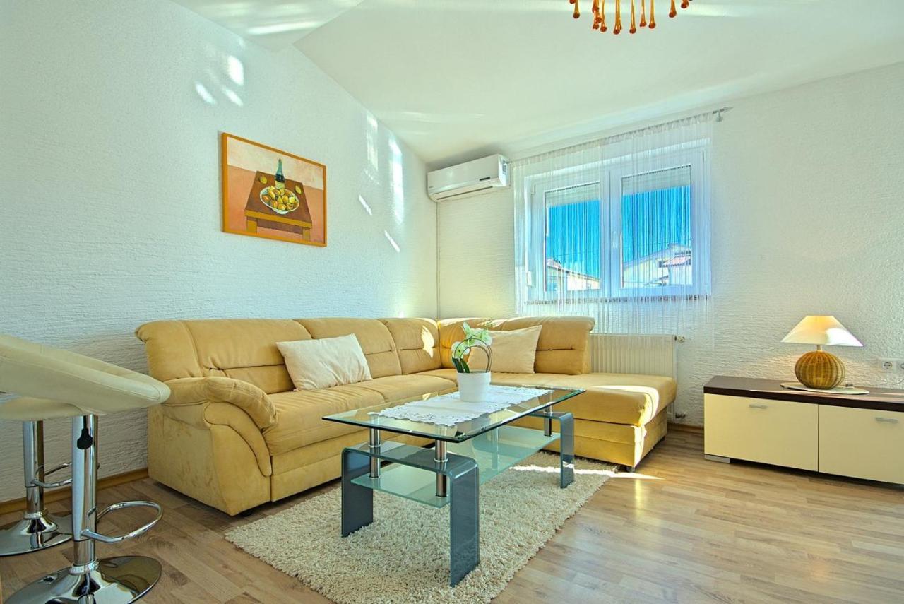 App Rosi Apartment โปเรช ภายนอก รูปภาพ