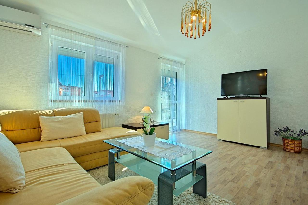App Rosi Apartment โปเรช ภายนอก รูปภาพ