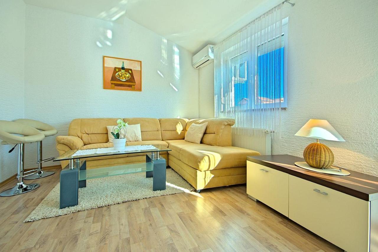 App Rosi Apartment โปเรช ภายนอก รูปภาพ